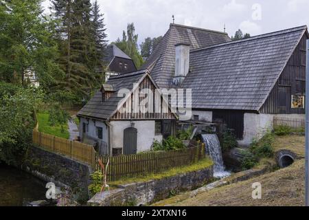 Situé sur la Sehma, le marteau Frohnau est devenu le premier monument technique de Saxe en 1907 et est le plus ancien musée de forgeron d'Allemagne. En plus de t Banque D'Images