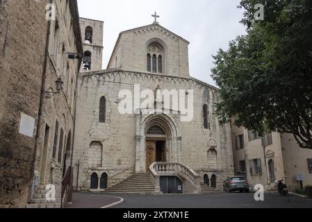 Vue de la Cathédrale notre-Dame-du-Puy dans le centre historique de Grasse, département Alpes-Maritimes, France, Europe Banque D'Images