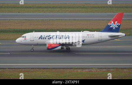 ISTANBUL, TURKIYE - 17 JUIN 2023 : Airbus A319-132 (2277) d'Air Serbia atterrissant à l'aéroport international d'Istanbul Banque D'Images