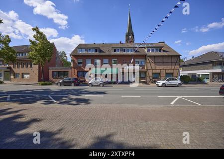 Weseler Strasse avec bâtiments et église Pankratius dans le quartier Buldern, Duelmen, Muensterland, Coesfeld district, Rhénanie du Nord-Westphalie, GE Banque D'Images