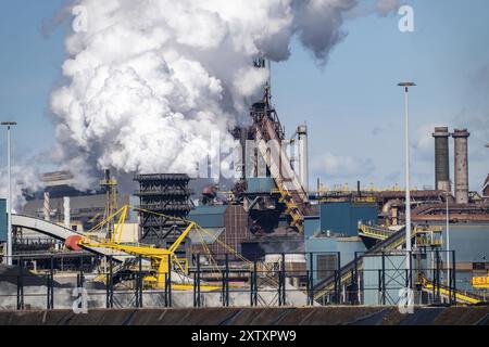 L'usine sidérurgique et métallurgique de Tata Steel à IJmuiden, Velsen, Hollande du Nord, pays-Bas, la plus grande zone industrielle des pays-Bas, 2 grenailles de soufflage Banque D'Images