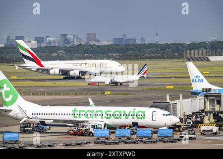 Aéroport d'Amsterdam Schiphol, Emirates Airbus A380 décollant sur la piste d'Aalsmeerbaan, avions sur la voie de circulation, au terminal, porte d, enregistrement, ap Banque D'Images