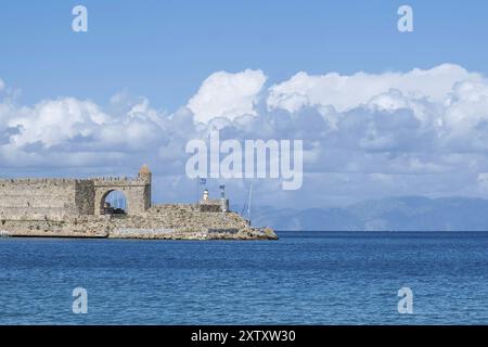 Remparts de forteresse historique, Tour de Naillac, zone portuaire, ville de Rhodes, Rhodes, Dodécanèse, Îles grecques, Grèce, Europe Banque D'Images