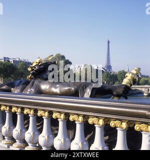 Pont Alexandre III et Tour Eiffel, Statue des Nymphes de la Seine de Georges Recipon (1900), Paris, France, Europe Banque D'Images