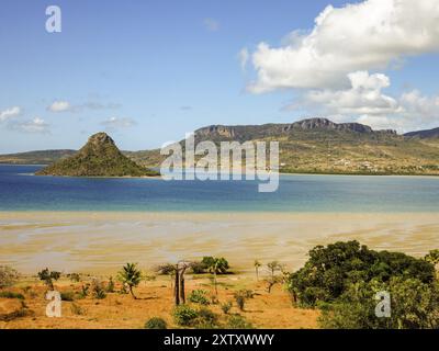 Journée ensoleillée au cap nord de Madagascar avec l'île de sugarloaf à Diego Suarez Banque D'Images