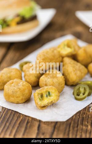 Nuggets au fromage faits maison (avec Chilis) sur fond vintage (mise au point sélective, gros plan) Banque D'Images