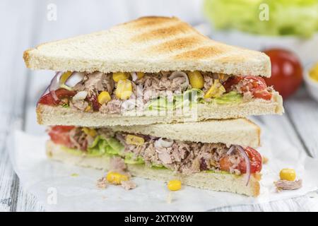 Table en bois avec un sandwich au thon frais (mise au point sélective, gros plan) Banque D'Images