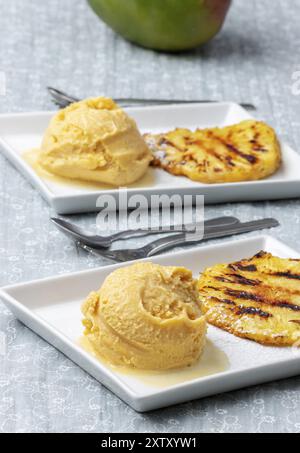 Glace à la mangue avec ananas Banque D'Images