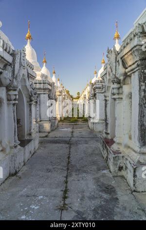 Pagode Kuthodaw peu avant le coucher du soleil Banque D'Images