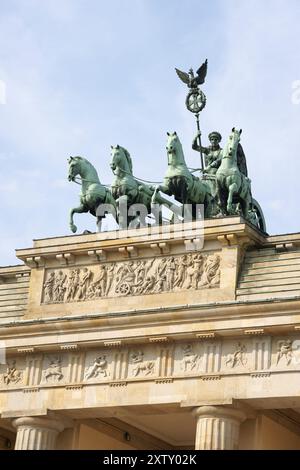 Détail de la porte de Brandebourg et de la statue de bronze Quadriga. En allemand, il s'appelle Brandenburger Tor et c'est l'un des rares monuments qui ont survécu Banque D'Images