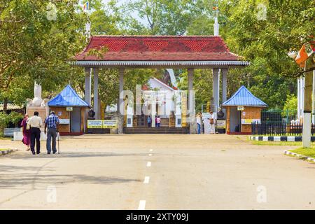 Anuradhapura, Sri Lanka, 7 février 2015 : rue pavée menant à la porte d'entrée de Sri Maha Bodhi, qui abrite l'arbre sacré des lumières bouddhistes. Hor Banque D'Images