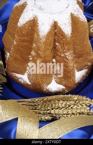 Composition de Noël avec Pandoro le gâteau doré de Vérone sur fond bleu Banque D'Images