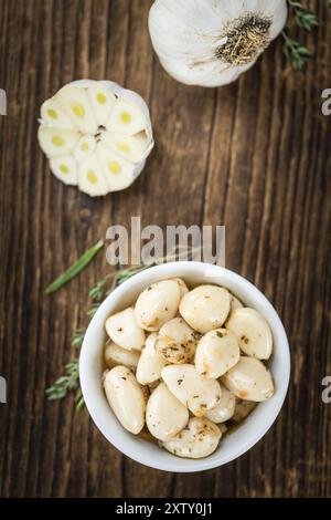 L'ail (préservés) comme haut détail Gros plan sur une table en bois vintage (selective focus) Banque D'Images
