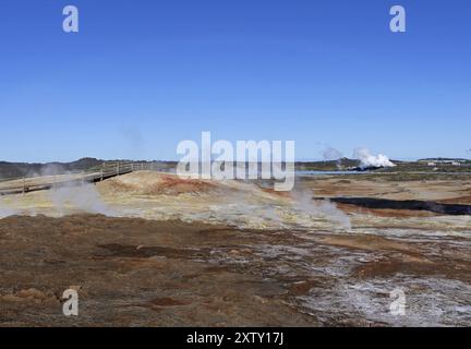 La zone de haute température de Gunnuhver avec la centrale géothermique de SuÃ°urnes Banque D'Images