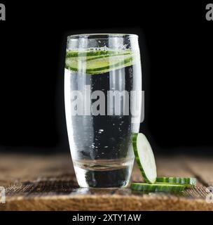 Fresh Made Cucumber Water en gros plan détaillé élevé sur une table en bois vintage, mise au point sélective Banque D'Images