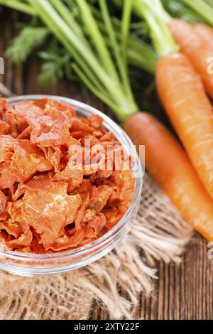 Légumes secs (carottes) sur fond de bois rustique Banque D'Images