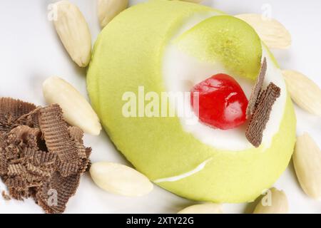 Gros plan d'une mini cassata sicilienne avec des morceaux de fruits confits, du chocolat et des amandes Banque D'Images