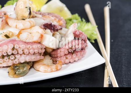 Salade de fruits de mer frais aux crevettes, moules et quid (gros plan) Banque D'Images