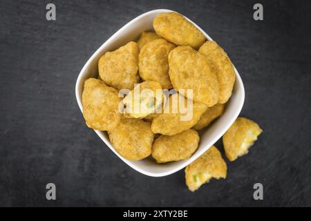 Nuggets au fromage faits maison (avec Chilis) sur fond vintage (mise au point sélective, gros plan) Banque D'Images