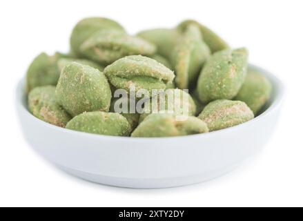 Arachides (arôme wasabi) isolées sur fond blanc (mise au point sélective, gros plan) Banque D'Images