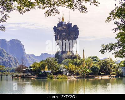 La pagode de Kyauk Kalap bouddhiste étonnante sous le ciel de l'après-midi Banque D'Images