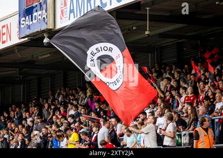 Rotterdam, pays-Bas. 16 août 2024. ROTTERDAM, 16-08-2024. Stade Van Donge en de Roon. Keuken Kampioen Divisie, KKD. Saison 2024-2025. Excelsior - de Graafschap. ventilateurs excelsior avec bannière. Crédit : Pro Shots/Alamy Live News Banque D'Images