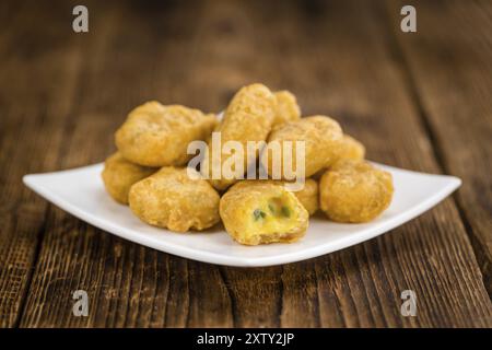 Chili Cheese Nuggets sur un arrière-plan vintage comme détaillé close-up shot (selective focus) Banque D'Images