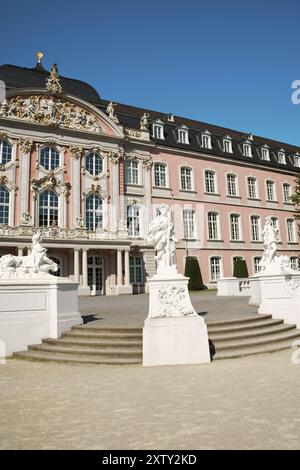 Aile sud du Palais des Prince-électeurs à Trèves, Allemagne. Il a été construit dans le style rococo à partir de 1756 par l'architecte Johannes Seiz et le sculpteur Ferdinand T. Banque D'Images