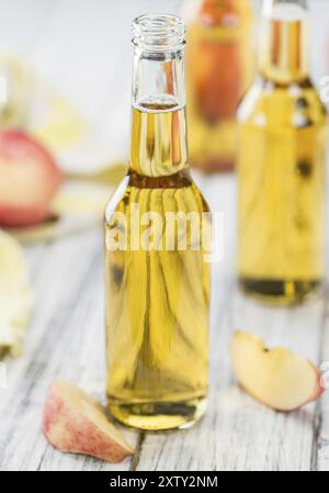 Cidre de pomme sur une vieille table en bois comme détaillé close-up shot (selective focus) Banque D'Images