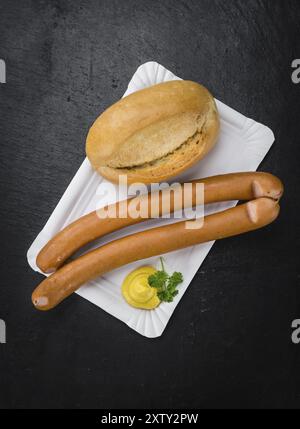 Partie de saucisses (Frankfurter) comme détaillé gros plan sur une dalle d'ardoise (selective focus) Banque D'Images