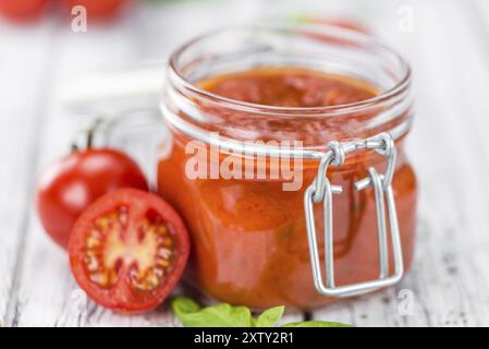 Sauce tomate sur fond de bois rustique (gros plan) Banque D'Images