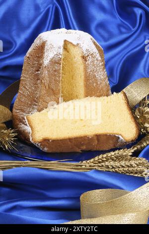 Composition de Noël avec Pandoro le gâteau doré de Vérone sur fond bleu Banque D'Images