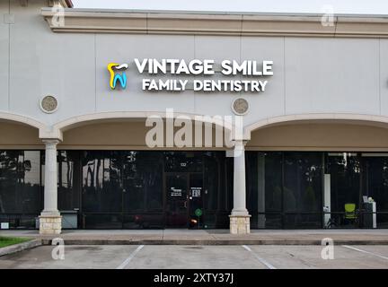 Houston, Texas États-Unis 06-23-2024 : vitrine vintage Smile Family Dentistry. Banque D'Images