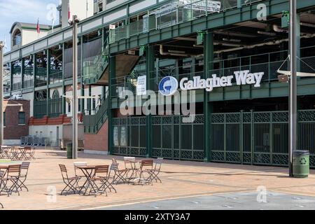 Gallagher Way est à l'extérieur de Wrigley Field avec des restaurants et des boutiques à thème Chicago Cubs ainsi qu'un grand espace pour les fans de se rassembler. Banque D'Images