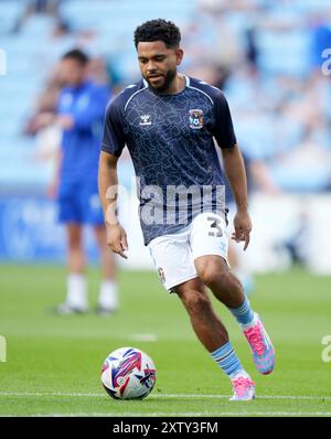 Jay DaSilva, de Coventry City, se réchauffe avant le Sky Bet Championship match à la Coventry Building Society Arena, à Coventry. Date de la photo : vendredi 16 août 2024. Banque D'Images