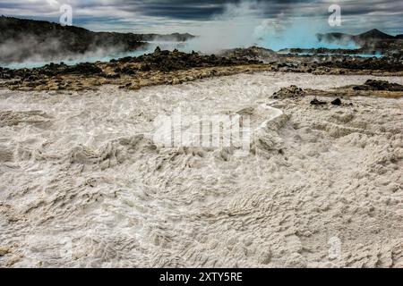 Dépôts de silice et piscines de refroidissement à la centrale géothermique Blue Lagoon Banque D'Images