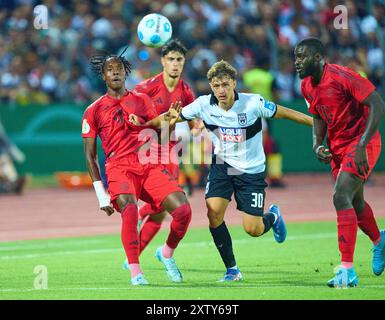 Ulm, Allemagne. 16 août 2024. Mathys tel, FCB 39 Dayot Upamecano, FCB 2 Competition for the ball, Tackling, duel, header, zweikampf, action, lutte contre Maurice Krattenmacher, SSV Ulm 30 dans le match SSV ULM - FC BAYERN MUENCHEN DFB-Pokal, Coupe d'Allemagne de football, 1.round le 16 août 2024 à Ulm, Allemagne. Saison 2024/2025 photographe : ddp images/STAR-images - LA RÉGLEMENTATION DFB INTERDIT TOUTE UTILISATION DE PHOTOGRAPHIES comme SÉQUENCES D'IMAGES et/ou QUASI-VIDÉO - crédit : ddp Media GmbH/Alamy Live News Banque D'Images