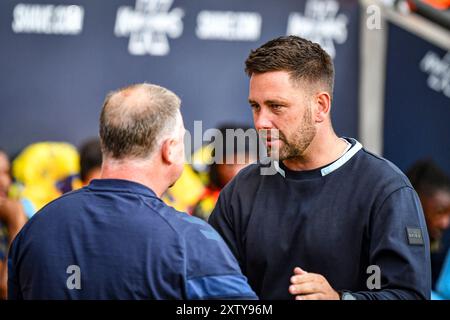 16 août 2024 ; Coventry Building Society Arena, Coventry, Angleterre ; EFL Championship, Coventry City versus Oxford United ; Mark Robins, directeur municipal de Coventry, accueille l'entraîneur-chef d'Oxford United des Buckingham crédit : action plus Sports images/Alamy Live News Banque D'Images