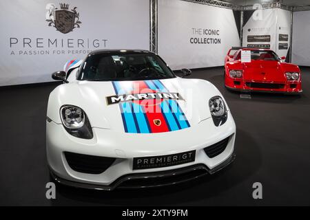 British Motor Show 2024, qui s'est tenu à Farnborough, Hampshire, Angleterre, Royaume-Uni, du 15 au 18 août 2024. Jour 2 de l'événement annuel au Farnborough International Exhibition Centre. Une Porsche 918 Spyder dans le hall d'exposition de la supercar premier GT. Banque D'Images