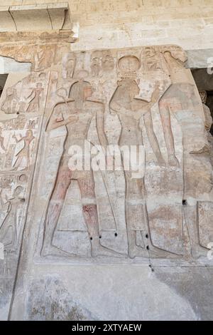 Temple d'Abydos, temple de Seti I, mur de pierre avec relief au porctico, rive ouest du Nil, Sohag (Suhag, Suhaj), Egypte, Afrique du Nord, Afrique Banque D'Images