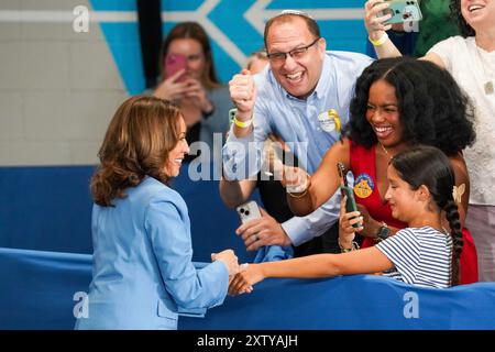 La candidate démocrate à la présidence, la vice-présidente américaine Kamala Harris, accueille ses partisans lors de son rassemblement de campagne au Wake Technical Community College le 16 août 2024 à Raleigh, en Caroline du Nord. (Photo de Julia Beverly/Alamy) POUR USAGE ÉDITORIAL UNIQUEMENT crédit : Julia Beverly/Alamy Live News Banque D'Images