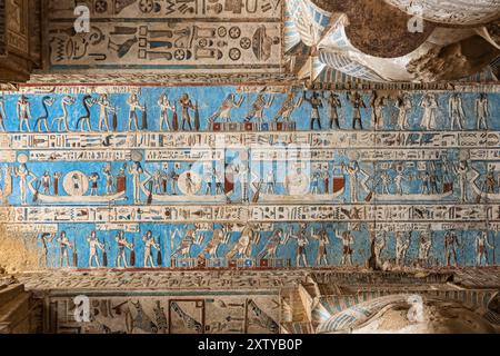 Dendera (Denderah) complexe du temple, temple Hathor, plafond du vestibule, avec relief et peintures, Gouvernorat de Qena, Egypte, Afrique du Nord, Afrique Banque D'Images