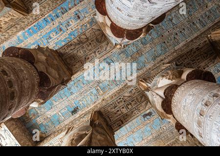 Dendera (Denderah) complexe du temple, temple Hathor, plafond du vestibule, avec relief et peintures, Gouvernorat de Qena, Egypte, Afrique du Nord, Afrique Banque D'Images