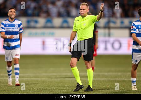 Rotterdam, pays-Bas. 16 août 2024. ROTTERDAM, PAYS-BAS - 16 AOÛT : L'arbitre Alex Bos fait des gestes lors du match néerlandais Keuken Kampioen Divisie entre l'Excelsior Rotterdam et de Graafschap au Van Donge & de Roo Stadion le 16 août 2024 à Rotterdam, pays-Bas. (Photo de Hans van der Valk/Orange Pictures) crédit : Orange pics BV/Alamy Live News Banque D'Images