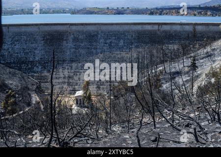 L'ancien temple à la base du barrage de Marathon se trouve parmi une forêt brûlée et le à la suite de l'incendie dévastateur qui a éclaté dans East Attic Banque D'Images