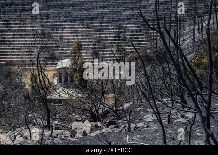 L'ancien temple à la base du barrage de Marathon se trouve parmi une forêt brûlée et le à la suite de l'incendie dévastateur qui a éclaté dans East Attic Banque D'Images