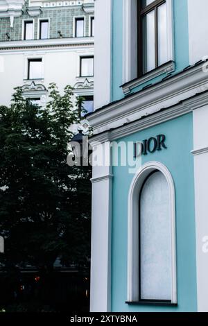 Façade turquoise de la boutique de mode Dior. Christian Dior est une société française propriétaire du producteur et détaillant de vêtements de haute couture. Banque D'Images