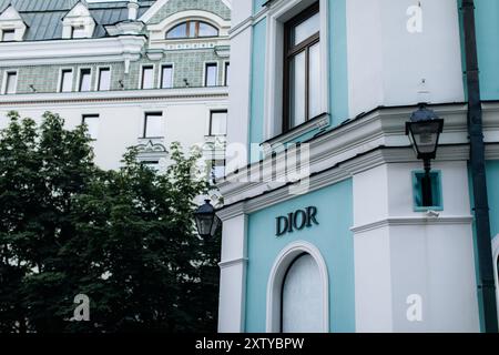 Façade turquoise de la boutique de mode Dior. Christian Dior est une société française propriétaire du producteur et détaillant de vêtements de haute couture. Banque D'Images