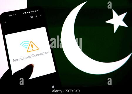 Inde. 15 août 2024. Dans cette illustration photo, une absence de connexion internet vue sur un smartphone avec le drapeau du Pakistan en arrière-plan. (Photo par Avishek Das/SOPA images/SIPA USA) *** strictement à des fins d'actualités éditoriales *** crédit : SIPA USA/Alamy Live News Banque D'Images