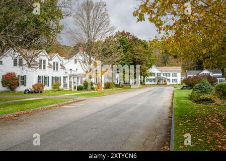 Maisons traditionnelles américaines en bois blanc le long d'une rue déserte dans un village de montagne dans le Vermont un jour d'automne cludy Banque D'Images